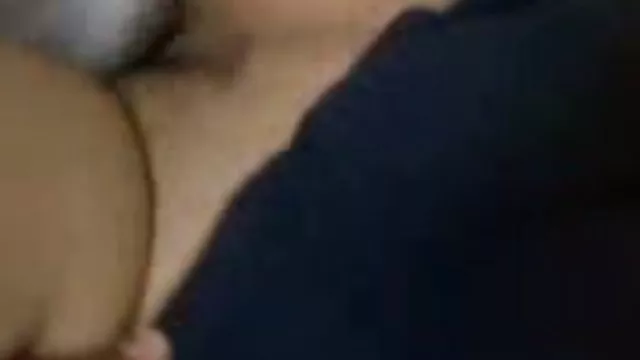 XXX hiçbir kayıt Üvey milf esmer kız pencereden incelik atar